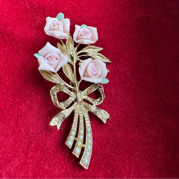 1928 Vintage Bouquet Brooch Pin
Porcelain Roses - Picture 3 of 8